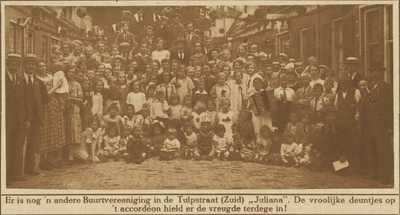 870739 Groepsportret van leden en bestuur van de buurtvereniging 'Juliana' (Tulpstraat-zuid) te Utrecht, tijdens het ...